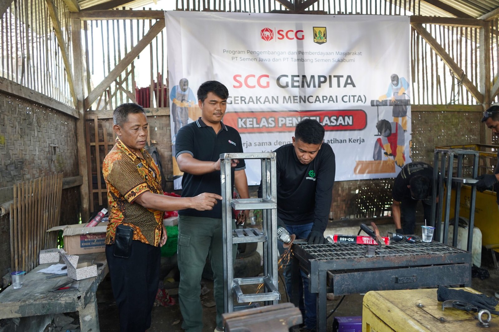 Foto 1_SCG, melalui anak perusahaannya, PT Semen Jawa dan PT Tambang Semen Sukabumi, kembali menginisiasi Program “SCG Gempita (Generasi Mencapai Cita)” untuk memberikan kelas pengelasan bagi masyarakat